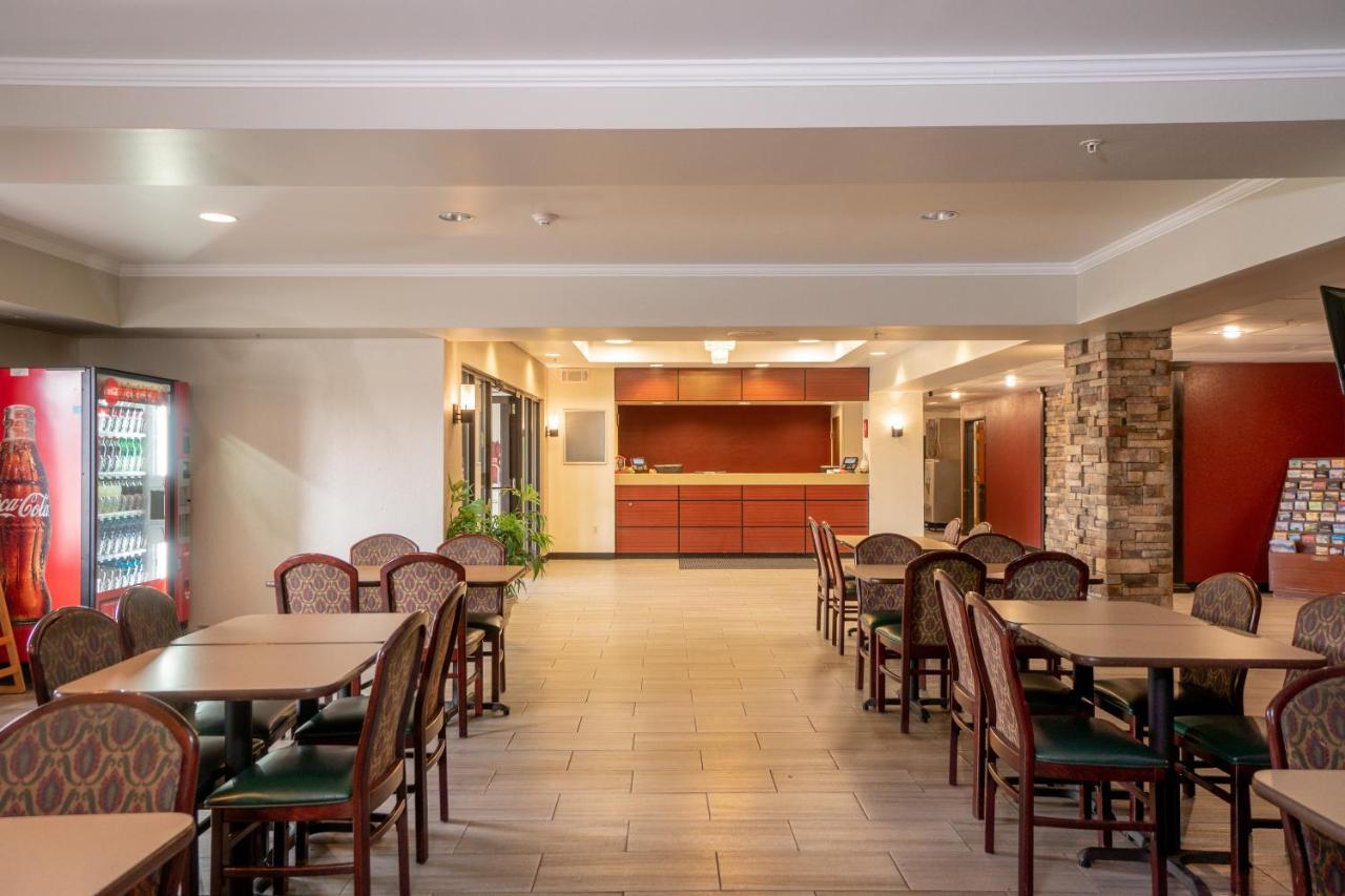 Red Roof Inn & Suites Indianapolis Airport Buitenkant foto