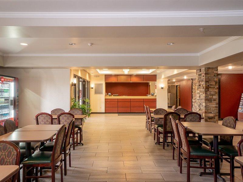 Red Roof Inn & Suites Indianapolis Airport Buitenkant foto